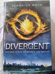 Libro usato in vendita Divergent Veronica Roth